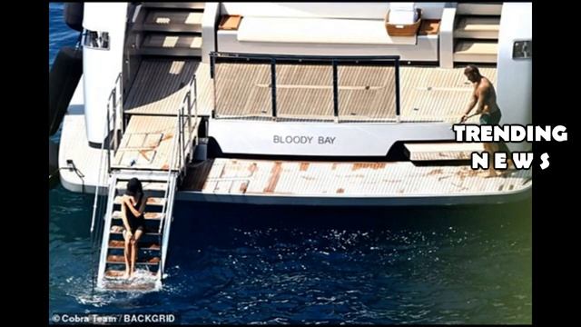 David And Victoria Beckham Pack On The Pda As They Kiss During A Sun Soaked Day On Their смотреть онлайн