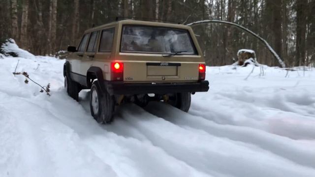 RC 1/10 Scale trophy run Jeep Cherokee XJ in snow forest смотреть онлайн