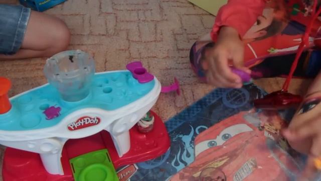 Готовим кексики и мороженное из пластилина! Играем в игровой набор Play-Doh "Фабрика сладостей" смотреть онлайн