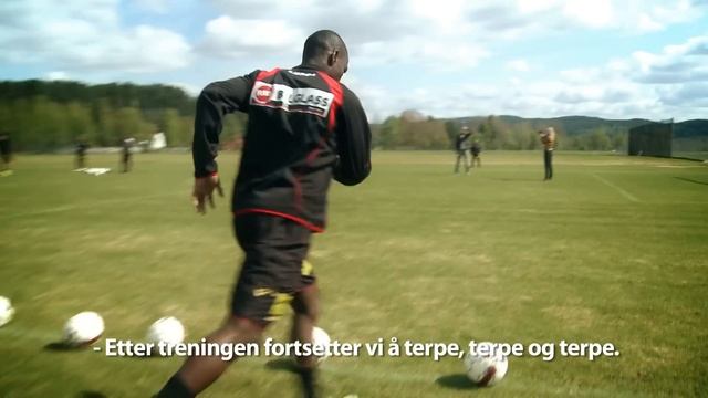 Bernt Hulsker blir beskutt av Nosa, Ujah og ikke minst Henning Berg смотреть онлайн