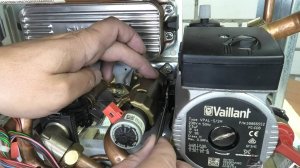 Газовый котёл Vaillant Как легко снять 3-х ходовой клапан с котла для обслуживания или замены