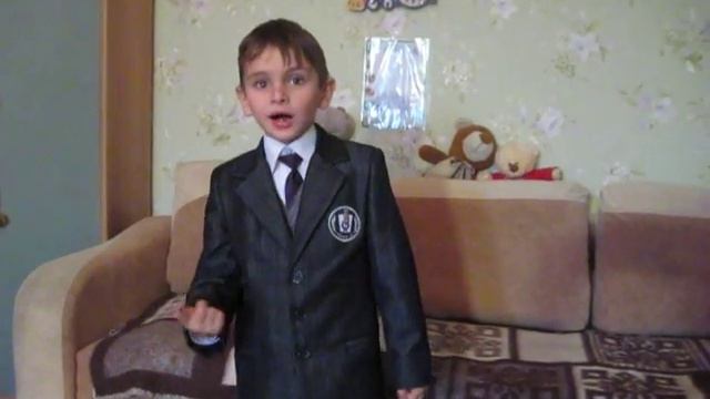 Первоклашка артистично рассказывает стих смотреть онлайн