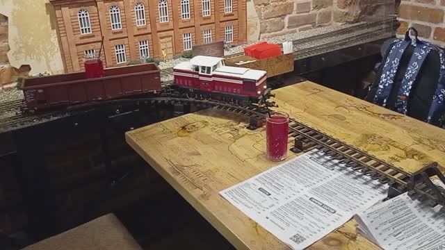 Как напитки сами приезжают к тебе по рельсам ("Паровозовъ" в Вологде) смотреть онлайн