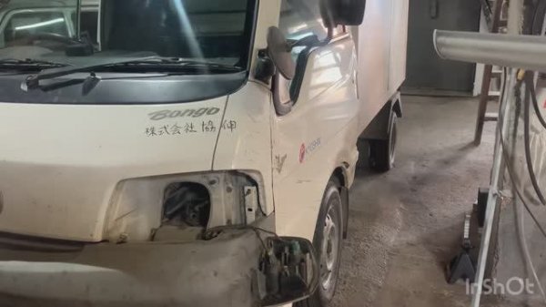 MAZDA BONGO замена лампочки в фарах
