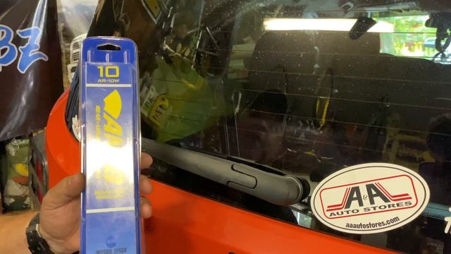 Jeep Renegade | How To Replace The Rear Window Wiper Blade смотреть онлайн
