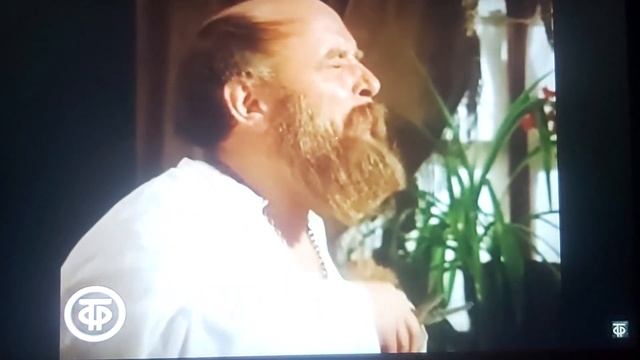 Отец Фёдор стрижёт бороду, в намерении отправиться в поход за брильянтами мадам Петуховой ... смотреть онлайн