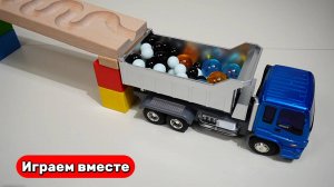 Играем в машинки 🚚 Грузим шарикам грузовики и машинки ! Видео для детей