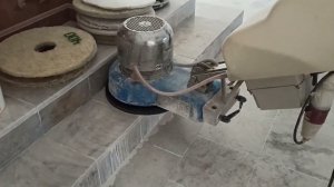 Полировка мраморного пола.