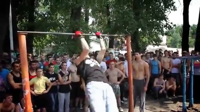 Турникмены/.Смотрите лучшие финты на турнике и на брусях смотреть онлайн