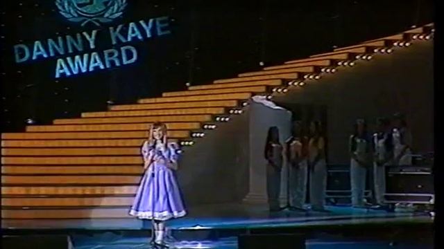 Tara McDonald "Make Your Own Rainbow" | Danny Kaye Award | Hosted by Audrey Hepburn | UNICEF смотреть онлайн