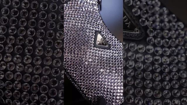 Мурашки по коже от такой красивой Prada. Сумка вся усыпана стразами и напоминаем диско-шар 🪩 смотреть онлайн