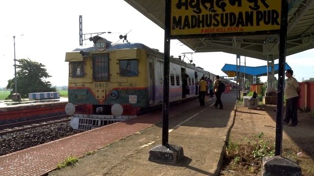Loud honking HWH WAP 7 meets 12 coach EMU | Agnibina Express crossing EMU train смотреть онлайн