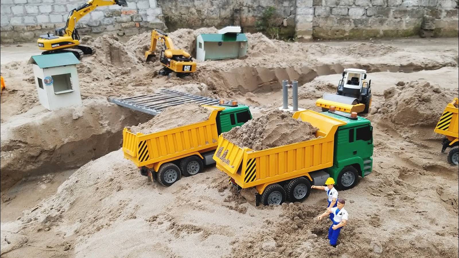 Экскаватор капает песок и загружает в самосвал #самосвал #каток #экскаватор #машинки #игрушки смотреть онлайн