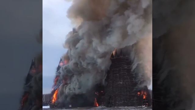 🔥 Масленичный перформанс в парке Никола-Ленивец Сожгли арт-объект из лозы, похожий на замок. смотреть онлайн