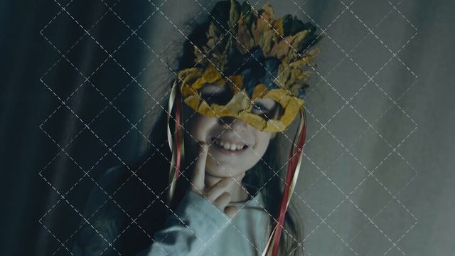 Little girl with an autumn leaf mask posing and smiling at camera. Handheld shooting. Slowmotion смотреть онлайн
