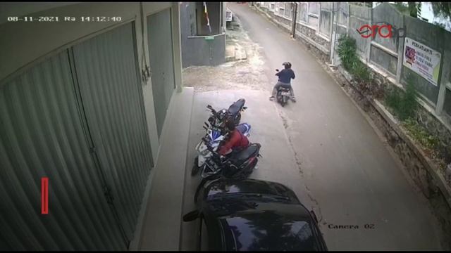 Aksi Curanmor Siang Bolong Terekam CCTV смотреть онлайн