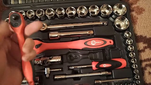 Распаковка Intertool 1/4", 1/2", 94 предмета (ET-6094) от Розетки смотреть онлайн