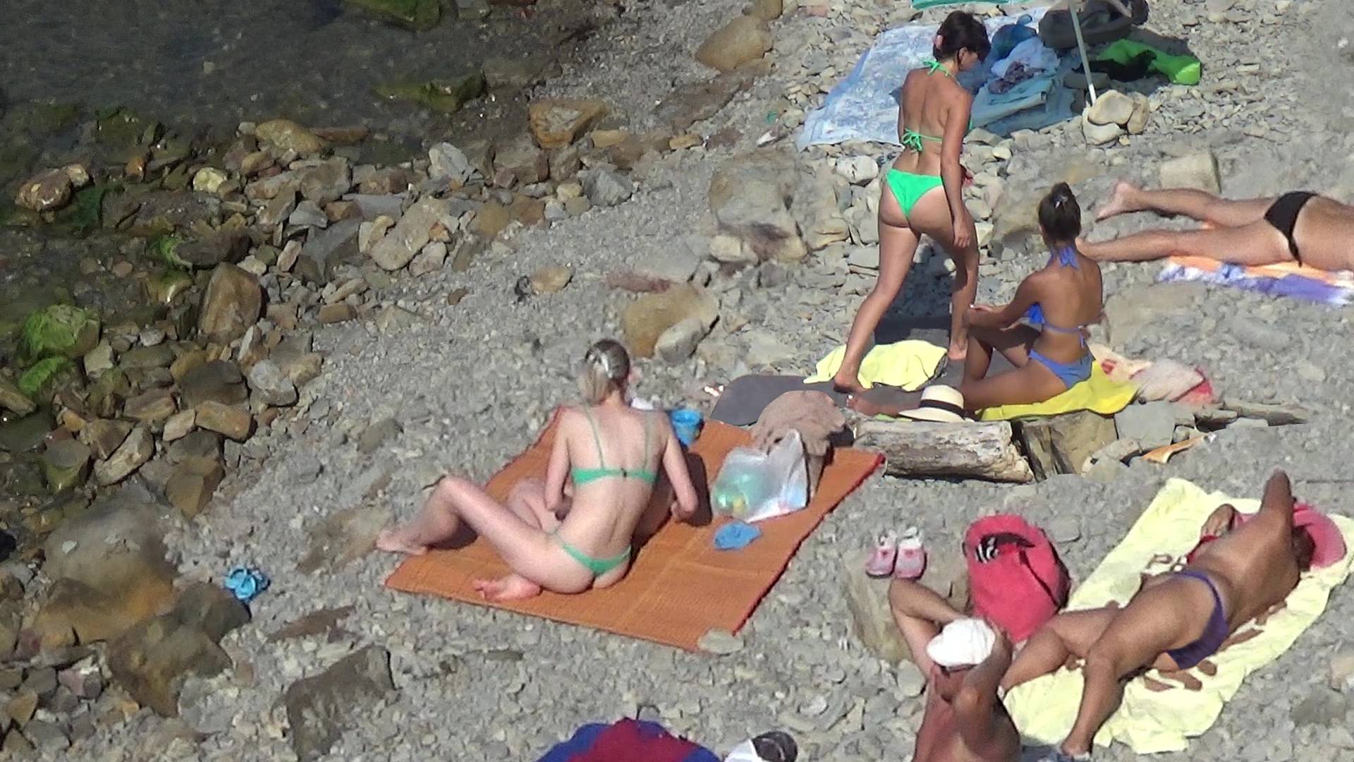 Дикий пляж среди камней. Без комментариев смотреть онлайн