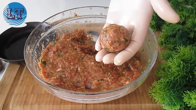 En sevdiğimiz öğle yemeği Domates soslu ve patates püreli KÖFTE TARİFİ смотреть онлайн