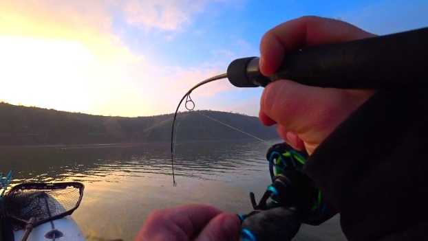 Зимняя рыбалка в отвес с лодки на Судака 💥 смотреть онлайн