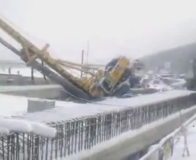 Жесть! На стройке упала сваебойная машина. смотреть онлайн