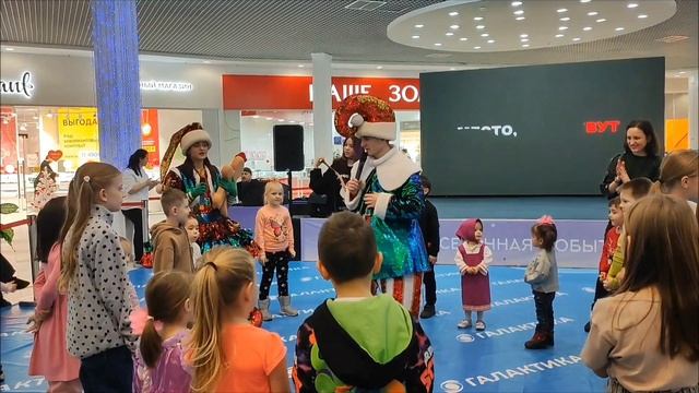 Отдыхаем и веселимся на детской дискотеке. смотреть онлайн