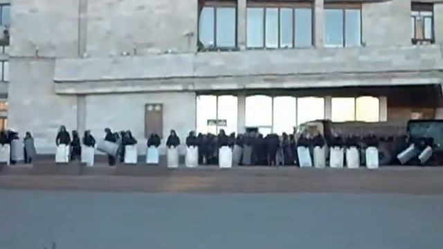 Внутрение войска взяли под охрану Донецкую обладминистрацию 7.03.2014 смотреть онлайн