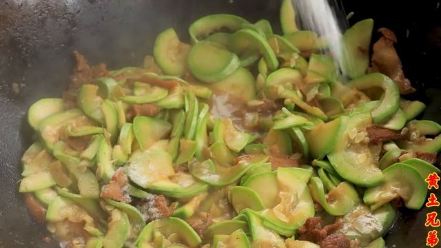 下雨天，兄弟俩闲来无事去偷菜，拿来和五花肉一炒，太香了！【黄土兄弟】 смотреть онлайн