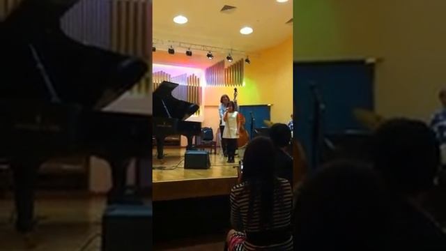 "Clap your hands" смотреть онлайн