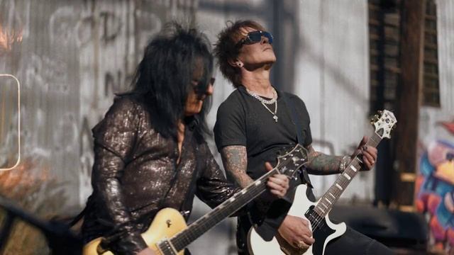 Ozzy Osbourne, Billy Morrison & Steve Stevens - Crack Cocaine (poP_Out) смотреть онлайн