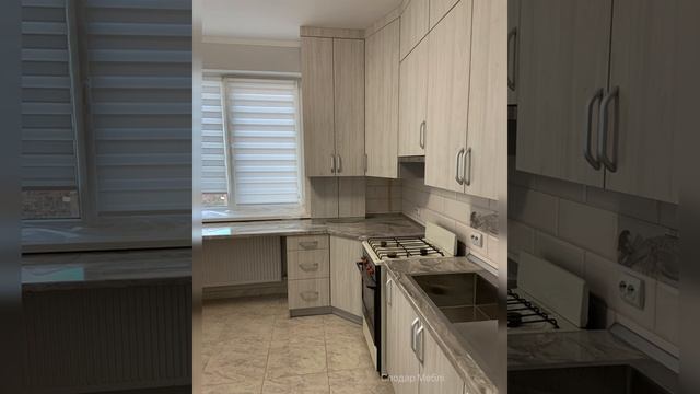 Кухня з великою стільницею смотреть онлайн