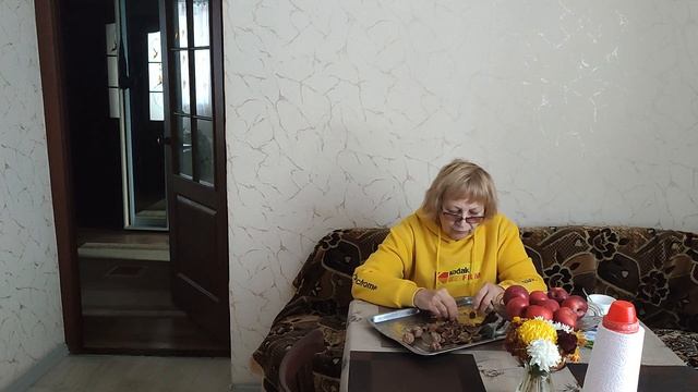 ЧИЩУ ГОРІХИ ДЛЯ САЛАТУ. ЗВІДКИ В МЕНЕ ЦЕЙ РЕЦЕПТ. ЖИТТЯ НА ПЕНСІЇ. УКРАЇНА. смотреть онлайн