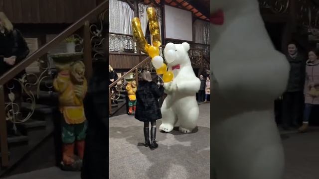 Поздравление от белого мишки в кафе «Очаг» смотреть онлайн