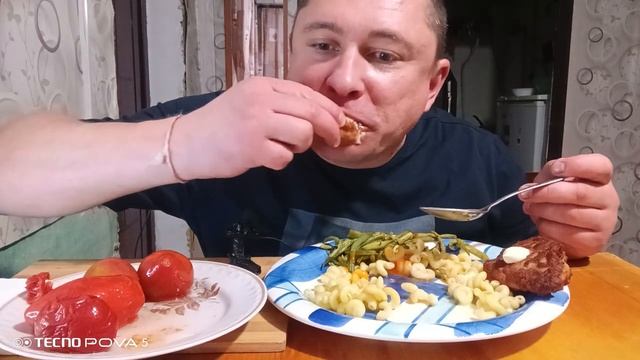 мукбанг/обжор/макароны с котлетами,стручковая фасоль,и соленья/ смотреть онлайн