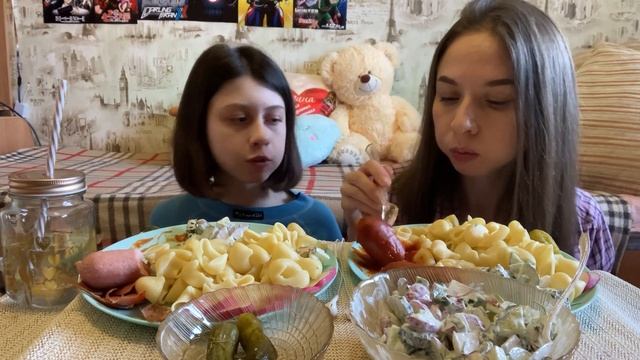 МУКБАНГ МАКАРОНЫ И САРДЕЛЬКАМИ/🥒САЛАТ/MUKBANG SAUSAGE AND PASTA смотреть онлайн