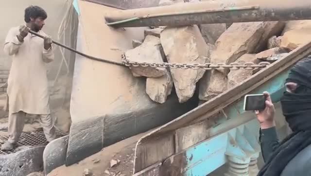 Крупная камнедробилка: Гигант в действии. смотреть онлайн