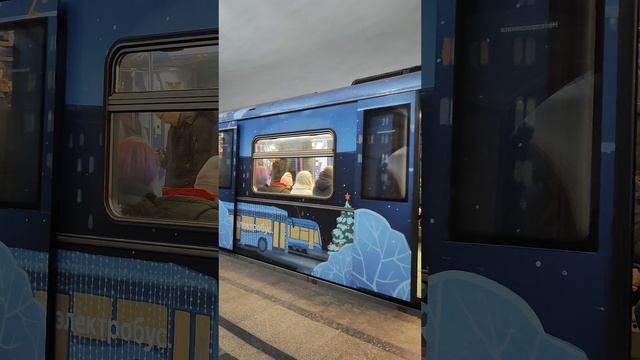 Новогодний поезд... Метро... смотреть онлайн