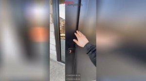 Входная дверь в подъезд с датчиком открывания, с боковой стеклянной фрамугой