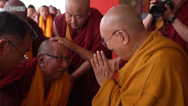 Далай-лама благословил пожилых монахов смотреть онлайн