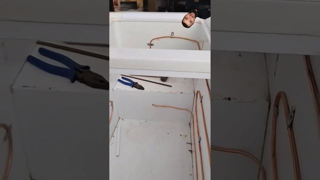 Как устранить утечку в огромном морозильнике #shorts смотреть онлайн