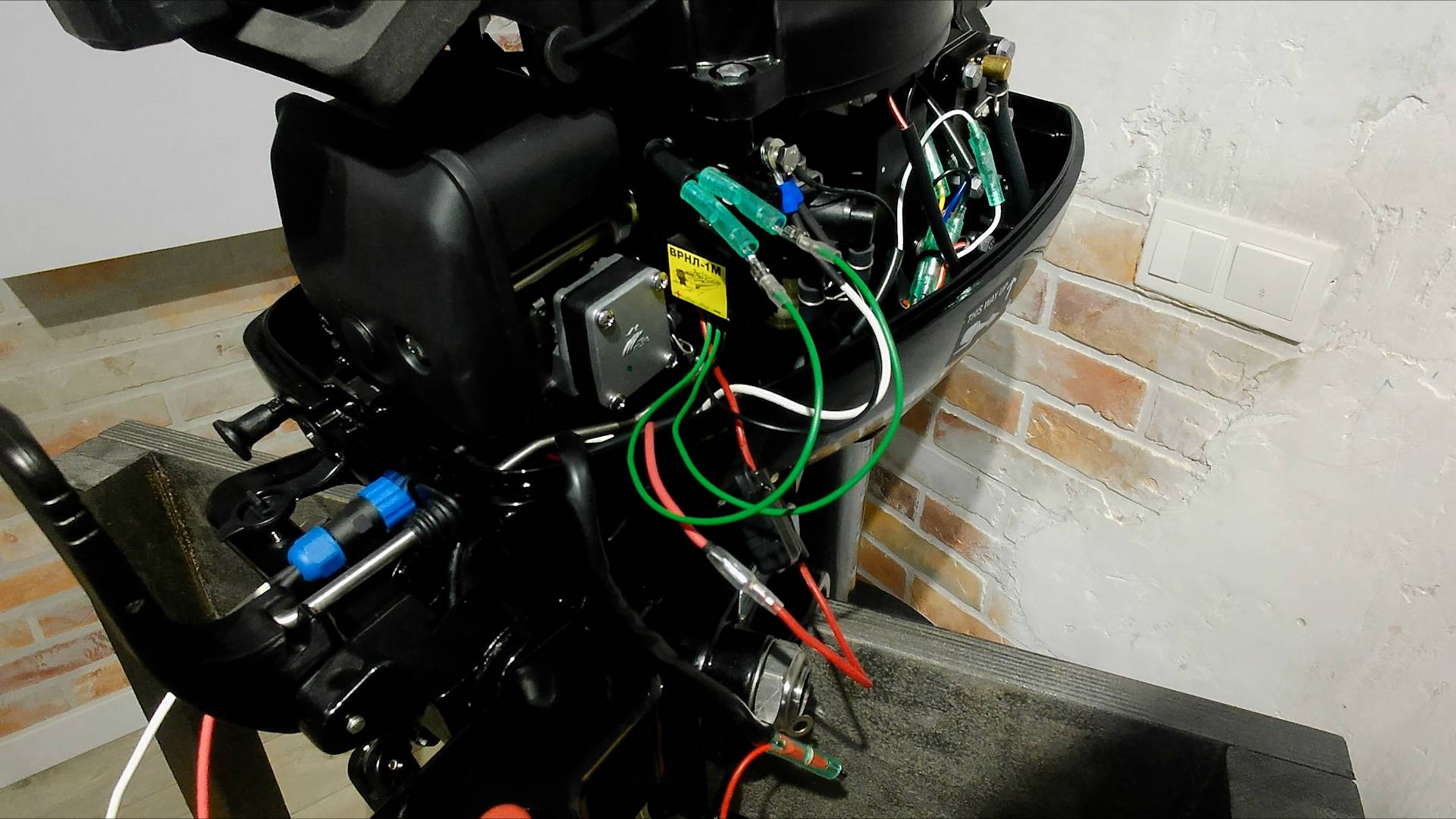 Установка регулятора выпрямителя и тахометра на лодочный мотор GLADIATOR G9.9FHS