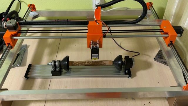 Поворотная ось для выжигателя-гравера.
Подходит как под диодные лазеры так и под лазеры со2.