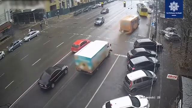 Mercedes врезался в маршрутку с пассажирами в Киеве смотреть онлайн