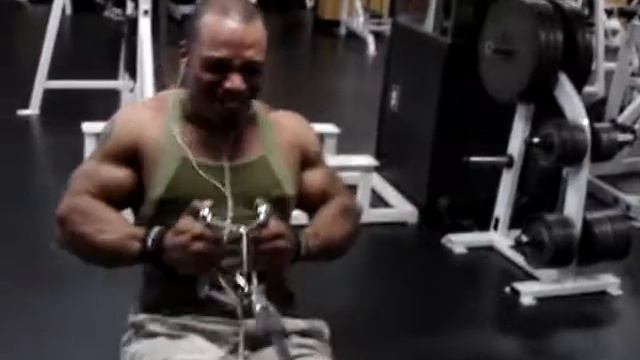 Close-grip Seated row смотреть онлайн