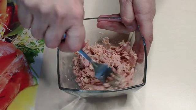 Салат с тунцом, пекинской капустой и кукурузой смотреть онлайн