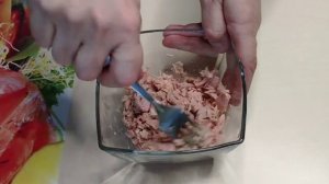 Салат с тунцом, пекинской капустой и кукурузой