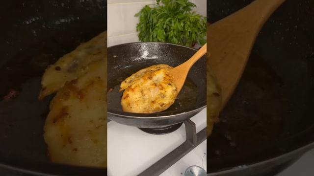 ОЧЕНЬ ВКУСНЫЙ И СОЧНЫЙ КУРИНЫЙ СТЕЙК 😍 смотреть онлайн