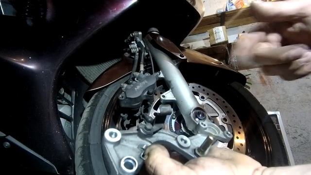 Замена передних колодок с обслуживанием суппортов Honda ST1300 Pan European