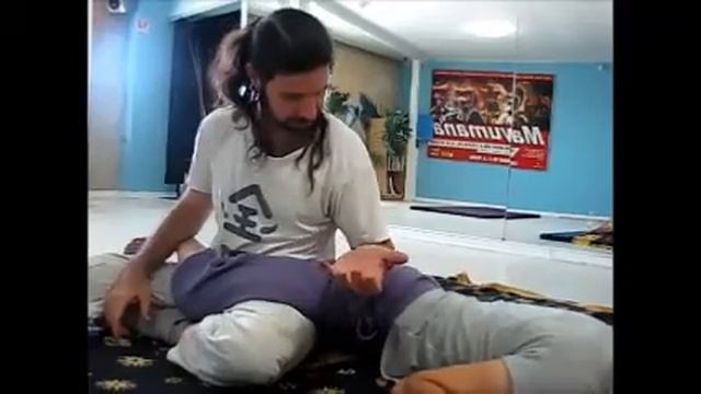 thai massage - using forearm on back of the thigh and gluteus смотреть онлайн