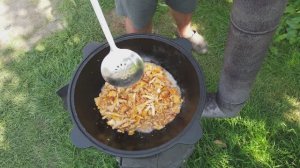 Картошка жареная с лисичками в казане.